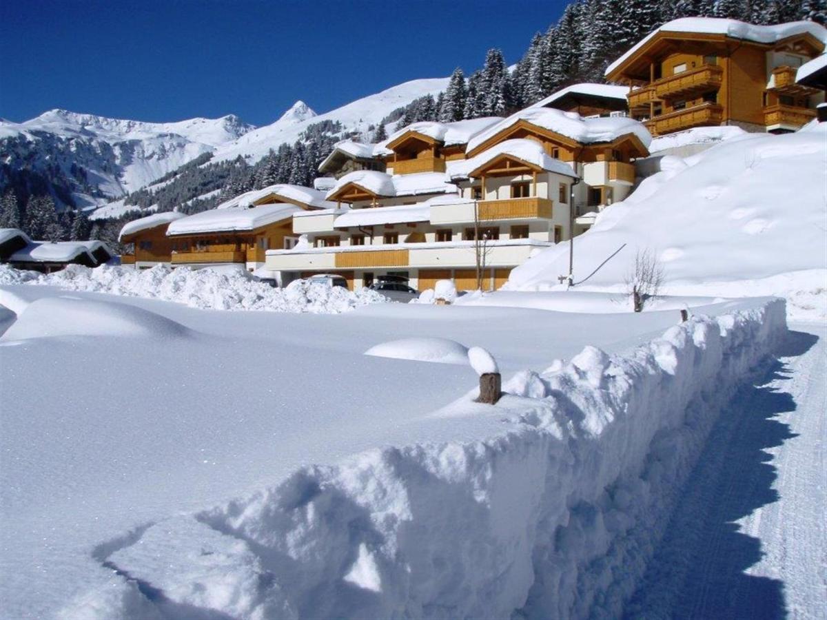 Large Chalet Apartment In Saalbach Hinterglemm Zewnętrze zdjęcie